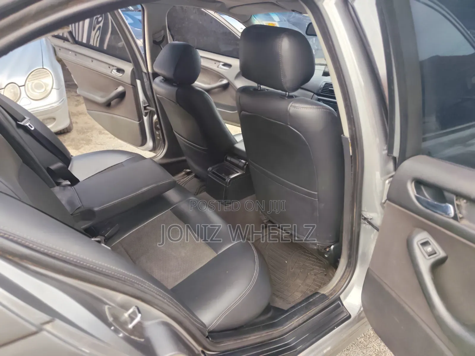 BMW 320i Sedan RWD 2005 Silver