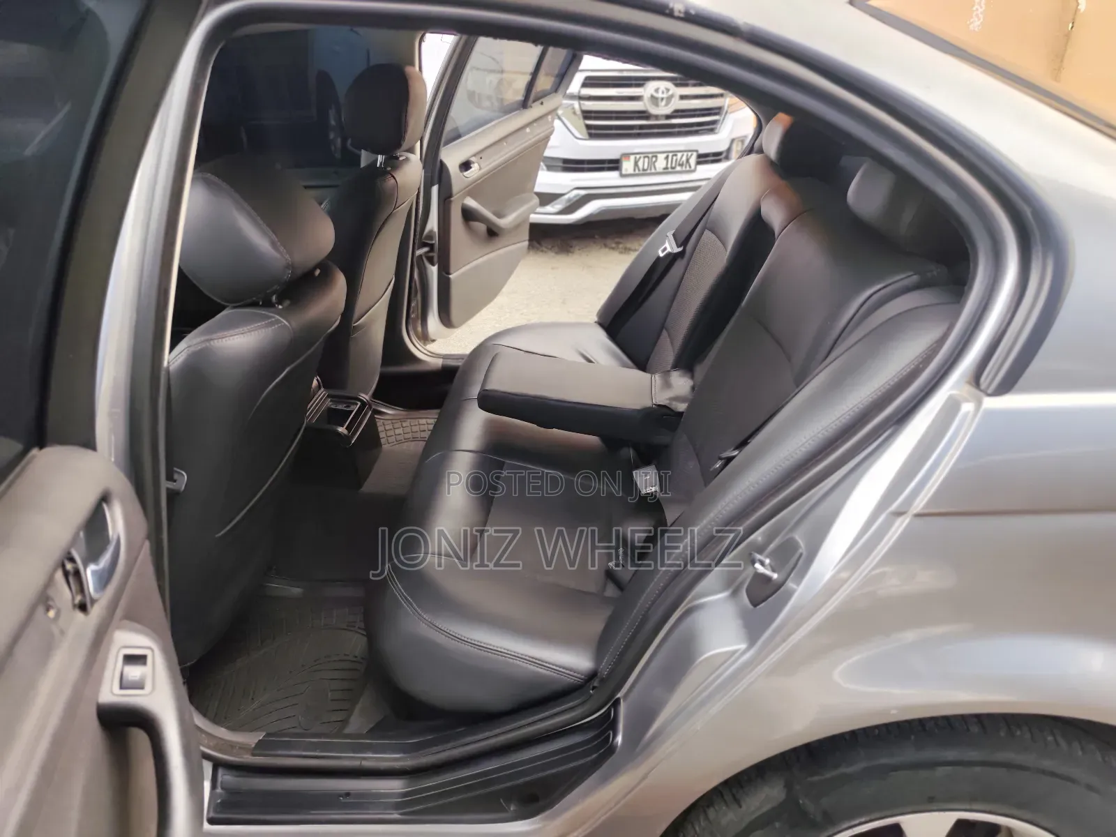 BMW 320i Sedan RWD 2005 Silver