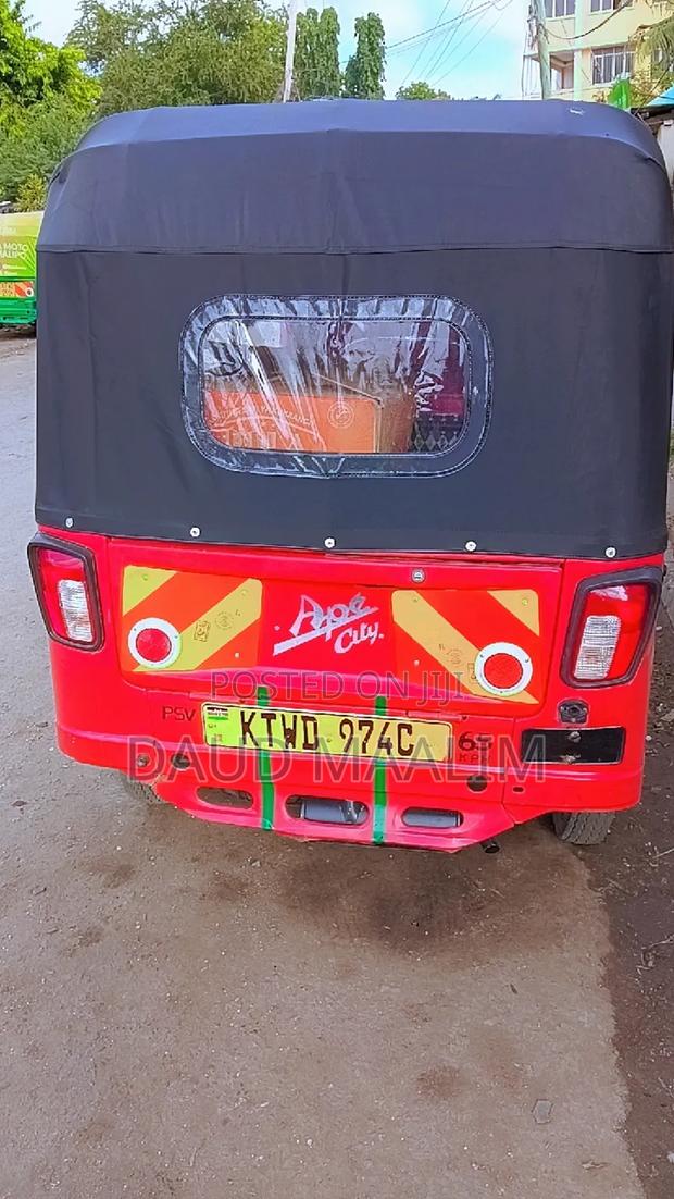 Bajaj RE 2021 Yellow - thumbnail 3