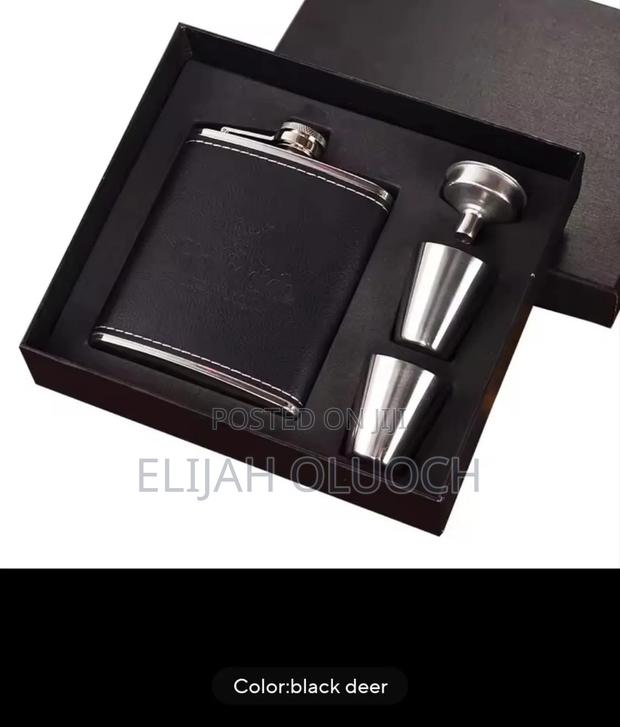 Hip Whiskey Bottle Plus Two Tots Cups**✅ Capacity 200 Ml - main view