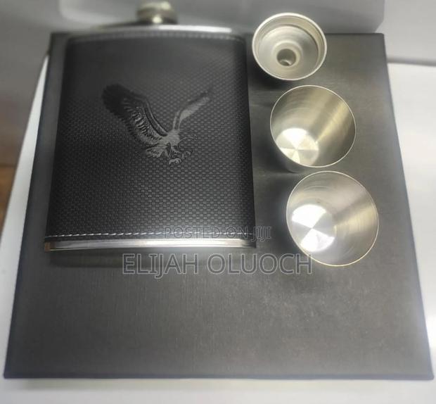 Hip Whiskey Bottle Plus Two Tots Cups**✅ Capacity 200 Ml - thumbnail 3