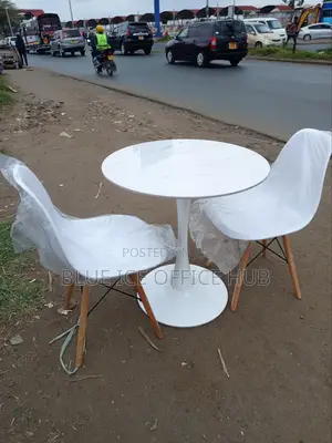 Round Shape Coffee Table With Eames Seats
