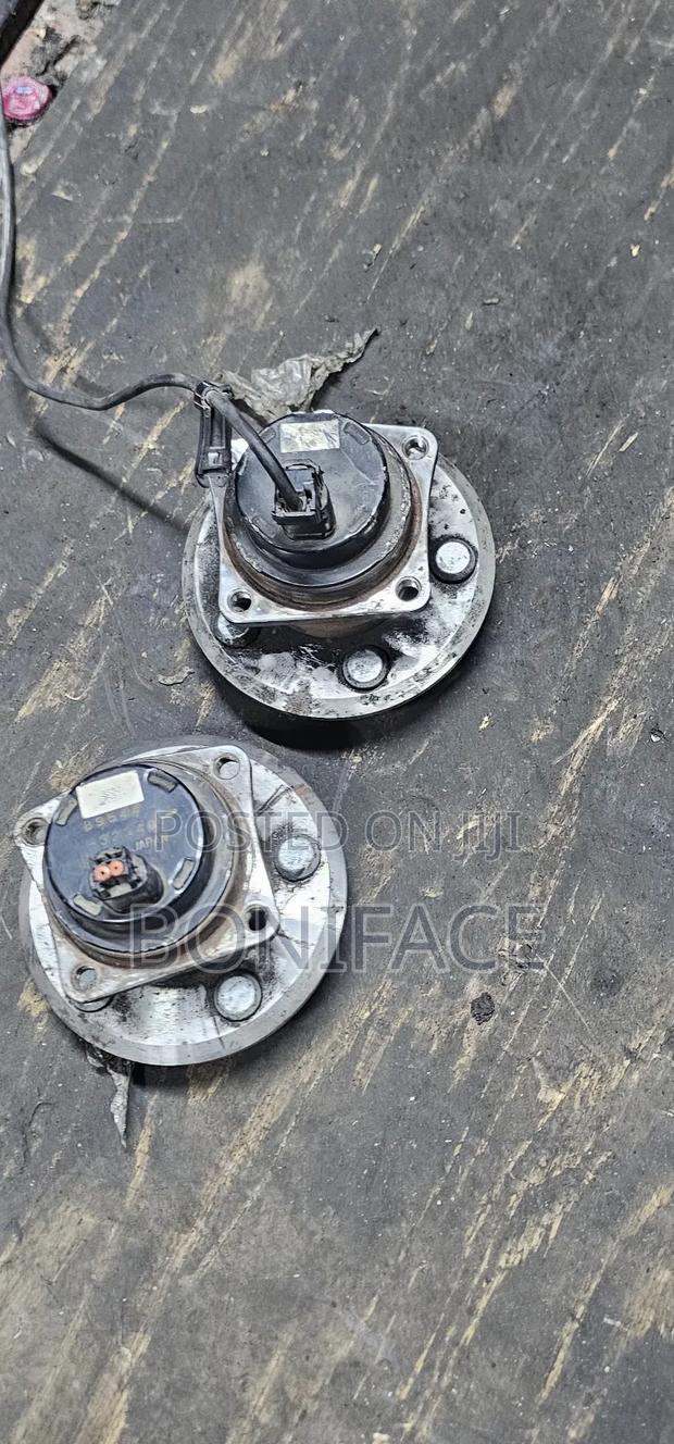 Toyota Wish Rear Hub in Good Condition - thumbnail 2
