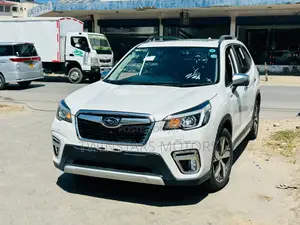 Subaru Forester Premium AWD 2019 White