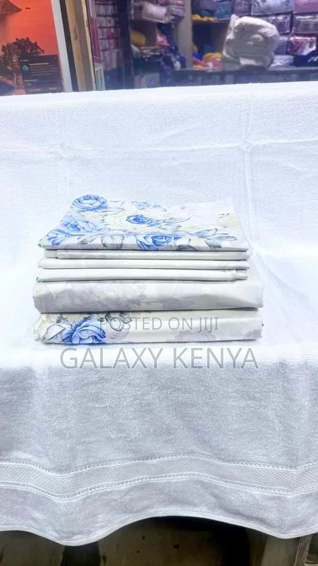 Both Printed Bedsheets , 4 Pillowcases (6×7 Feets) - thumbnail 4