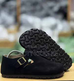 Unisex Closed Clogs