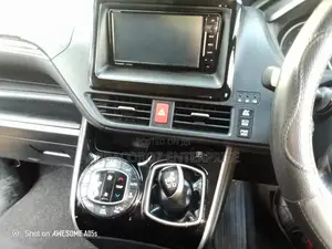 Toyota Esquire 1.8 FWD Hybrid (7 seater) 2017 Maroon