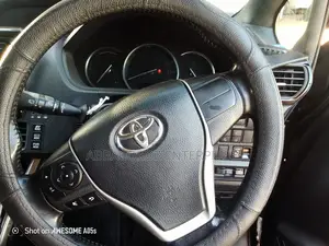 Toyota Esquire 1.8 FWD Hybrid (7 seater) 2017 Maroon