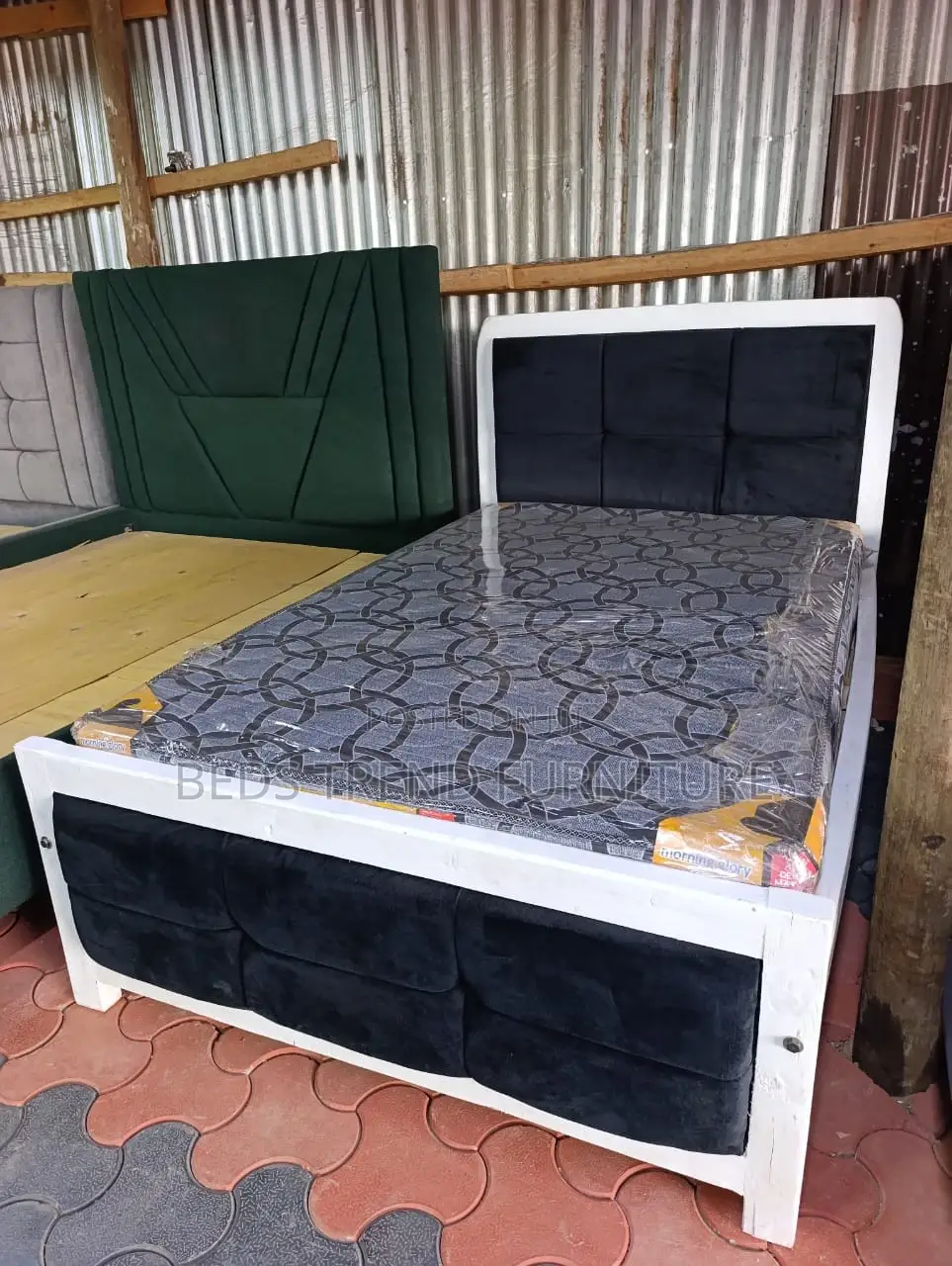 Black Fine 5 by 6 Mocket Bed