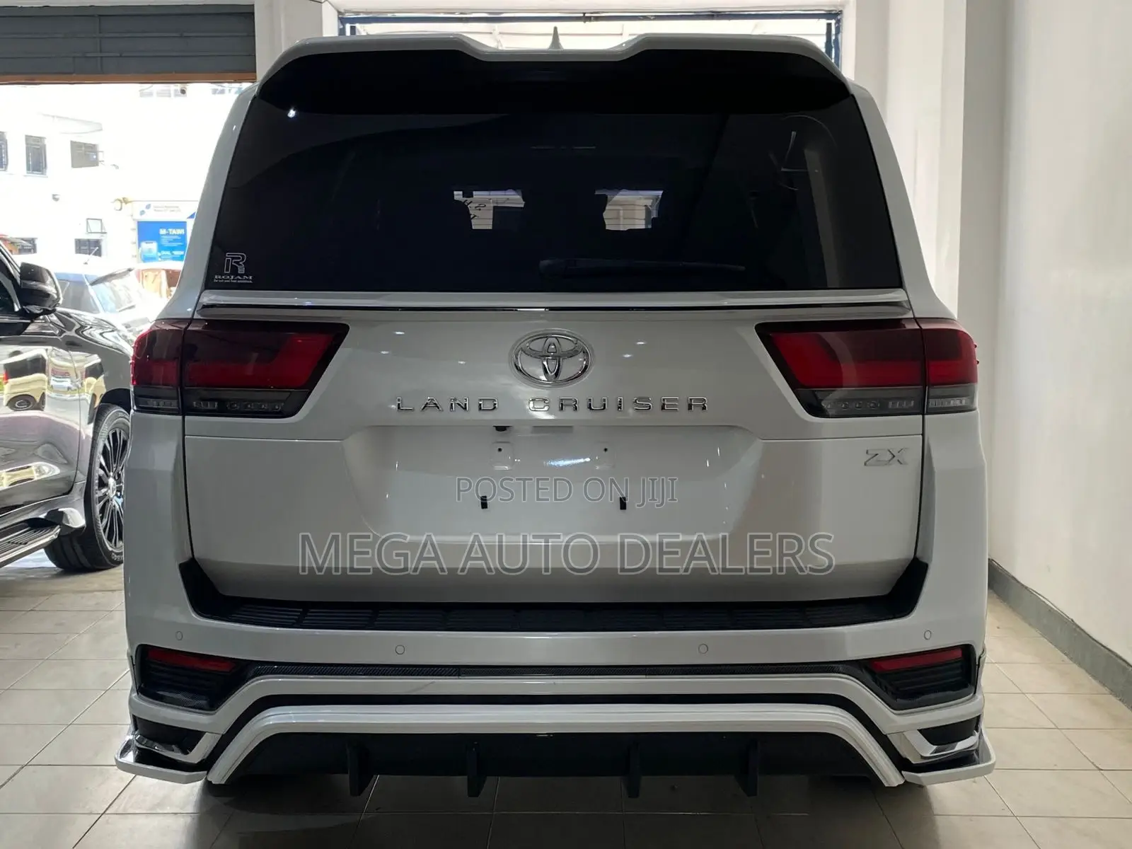Toyota Land Cruiser LC300 2023 White