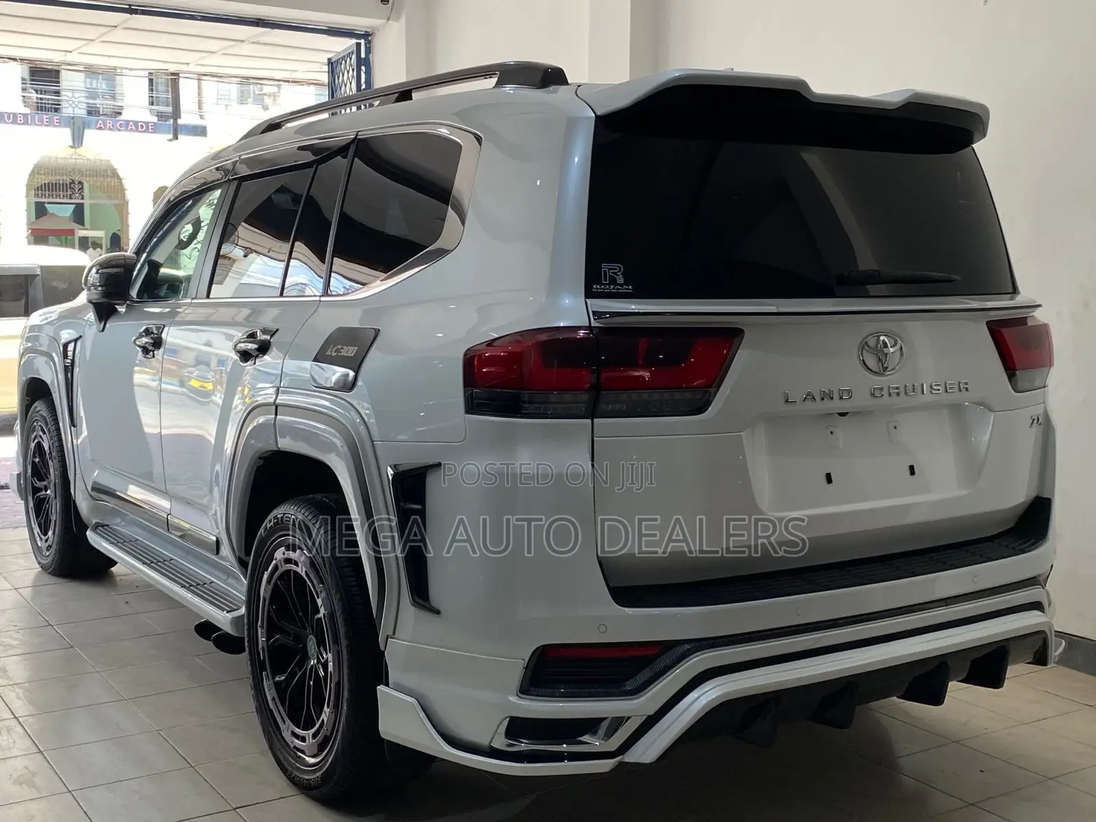 Toyota Land Cruiser LC300 2023 White