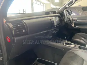 Toyota Hilux 2021 Black