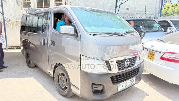 Nissan NV350 2018 Gray - thumbnail 2