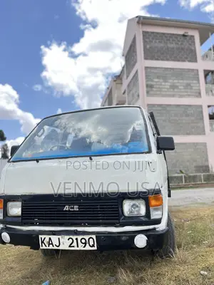 Toyota HiAce 2004 White