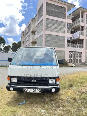 Toyota HiAce 2004 White