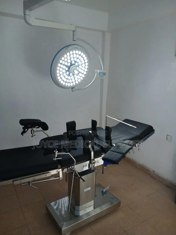 Hydraulic Theatre Table - main view