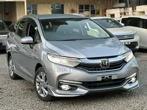Honda Fit Shuttle 1.5 Hybrid 4WD 2018 Silver