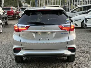 Honda Fit Shuttle 1.5 Hybrid 4WD 2018 Silver