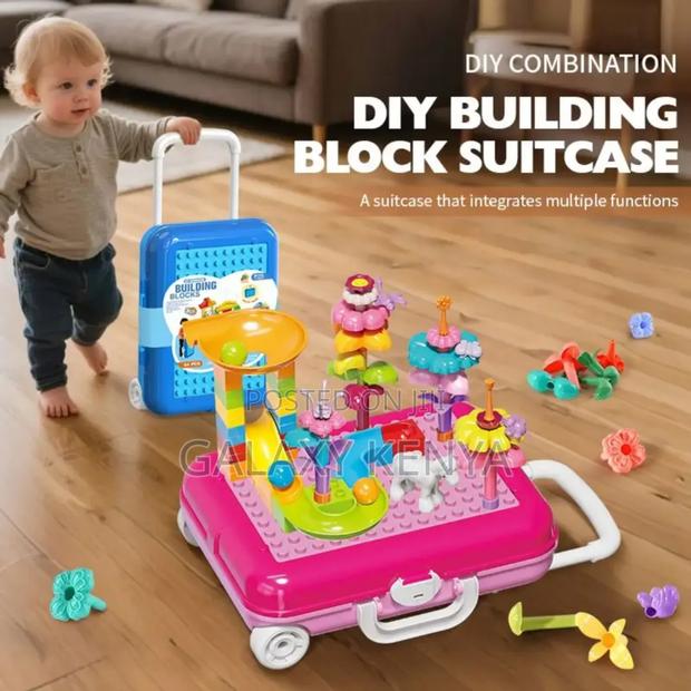 67pcs Trolley Building Blocks.