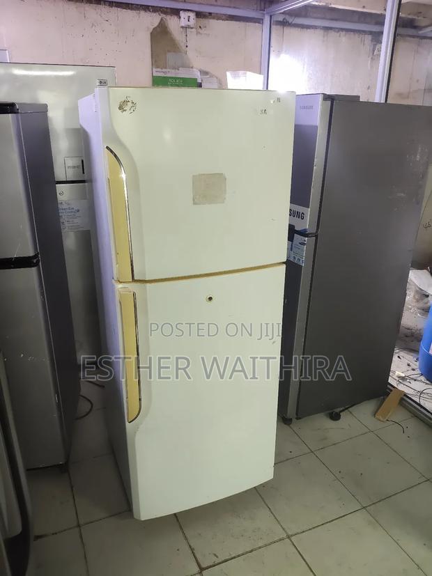 Well Maintained Clean and Neat White Sumsung Fridge - thumbnail 5