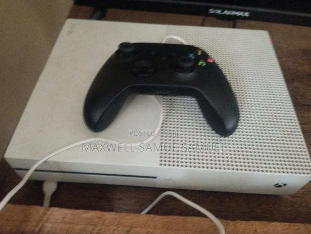 Xbox One S - main view