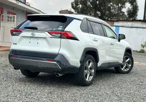 Toyota RAV4 XLE Premium AWD 2019 White