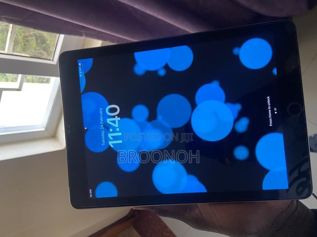 Apple iPad 5 (2022) 32 GB Silver - thumbnail 2