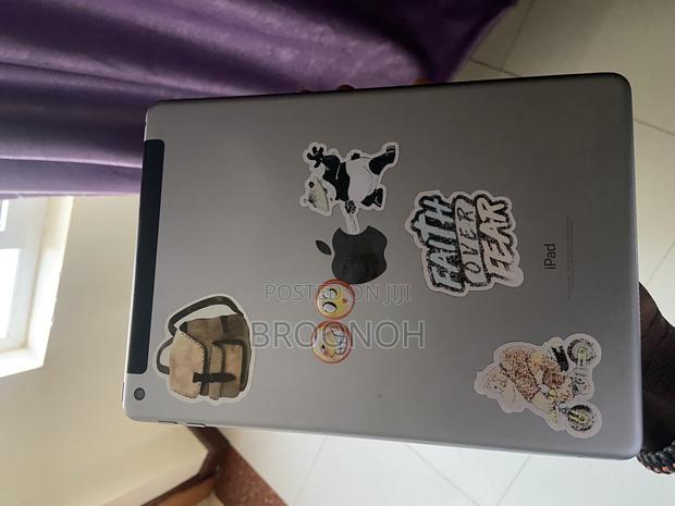 Apple iPad 5 (2022) 32 GB Silver - thumbnail 3