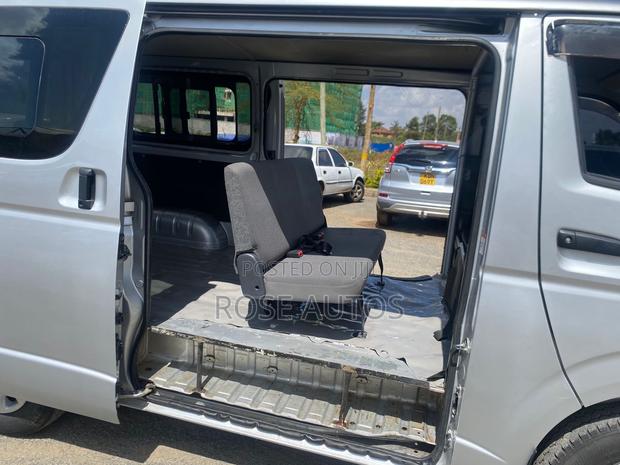 Toyota HiAce 2016 Silver - thumbnail 3