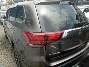 Mitsubishi Outlander 2018 Gold