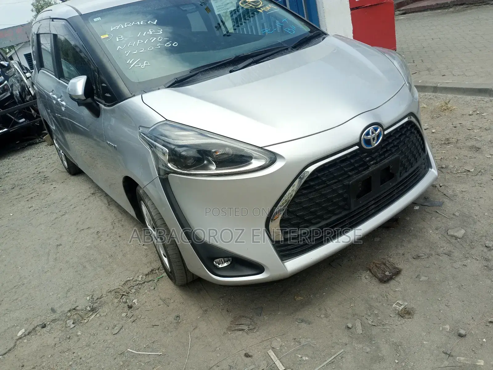 Toyota Sienta 2018 Silver