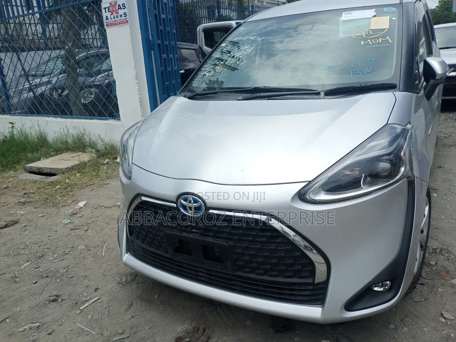 Toyota Sienta 2018 Silver