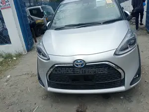 Toyota Sienta 2018 Silver