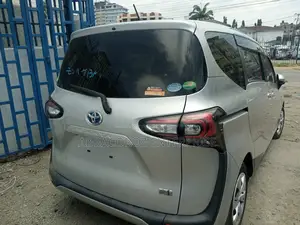 Toyota Sienta 2018 Silver