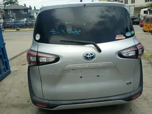 Toyota Sienta 2018 Silver