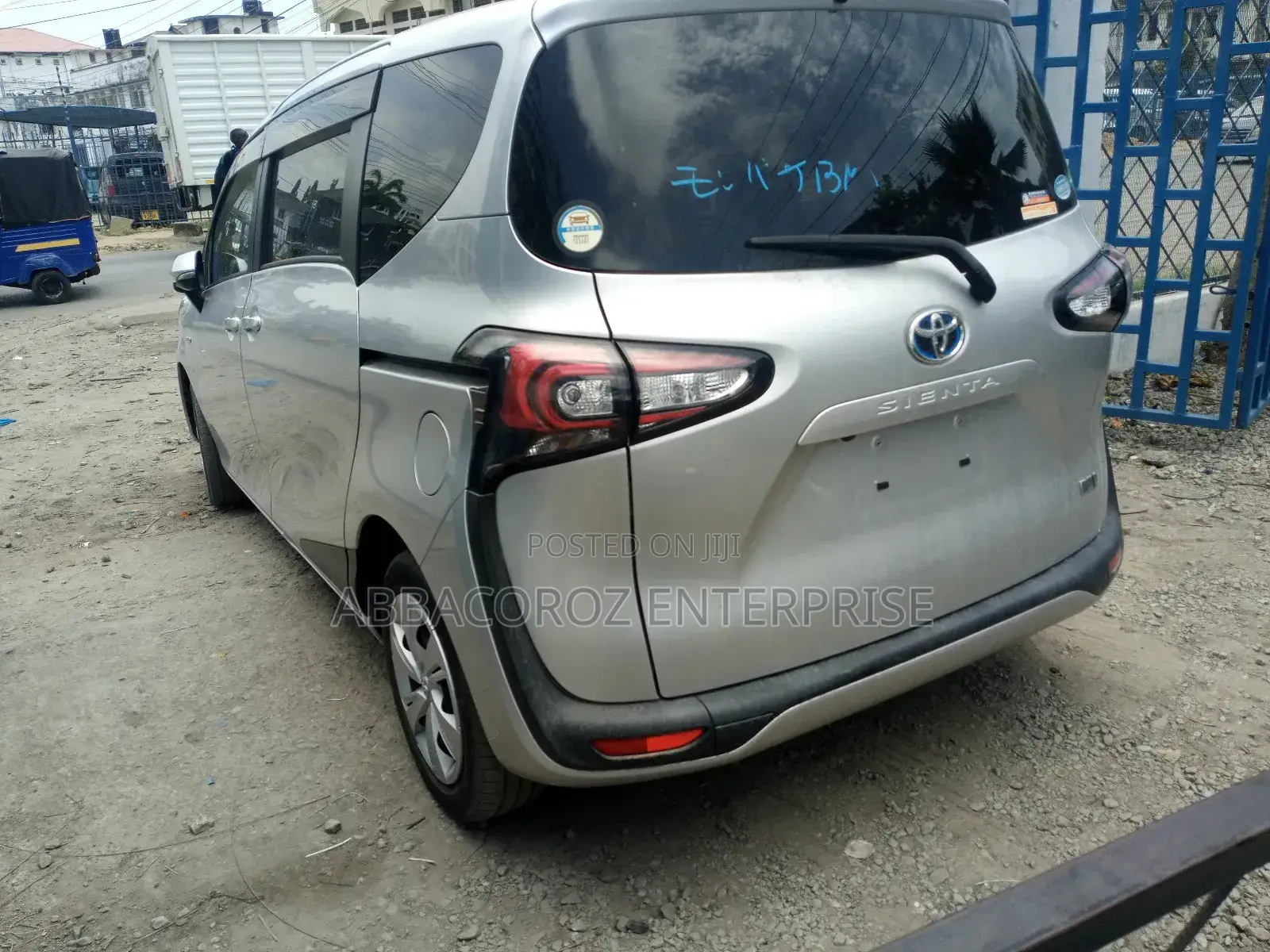 Toyota Sienta 2018 Silver