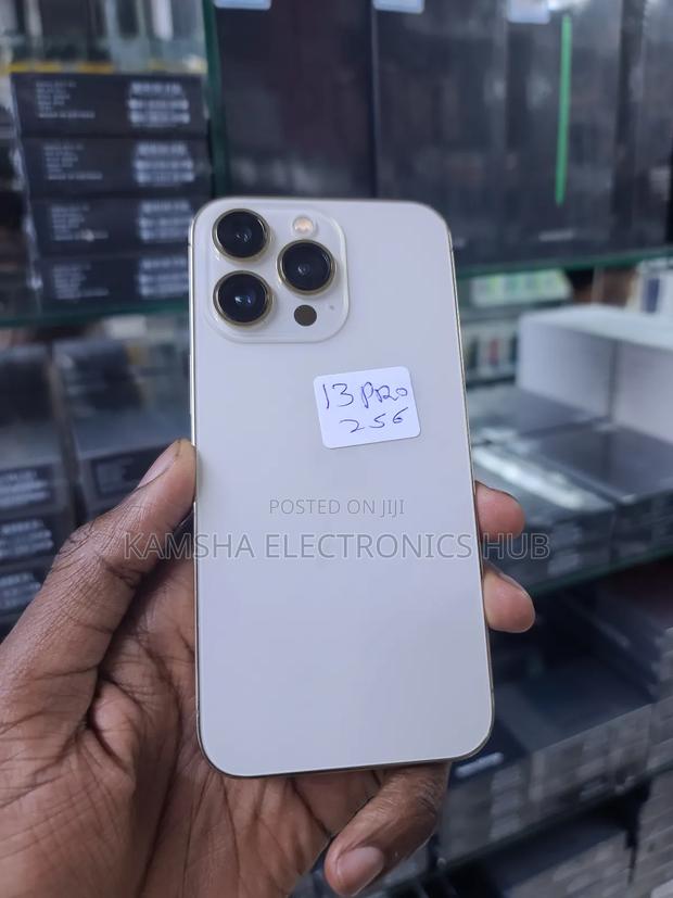 Apple iPhone 13 Pro 256 GB Gold - main view