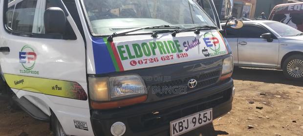 Toyota HiAce 2002 White - main view