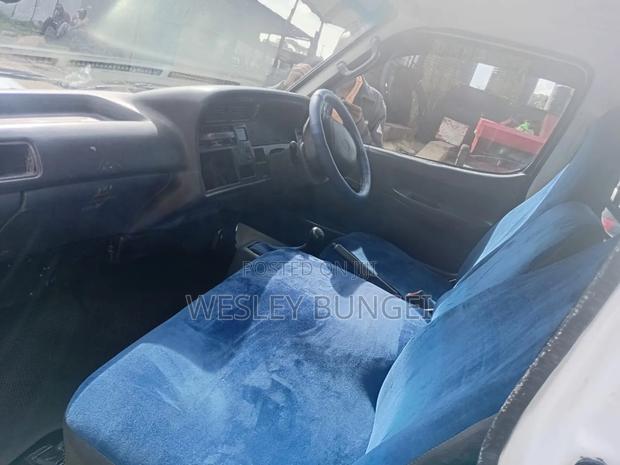 Toyota HiAce 2002 White - thumbnail 6