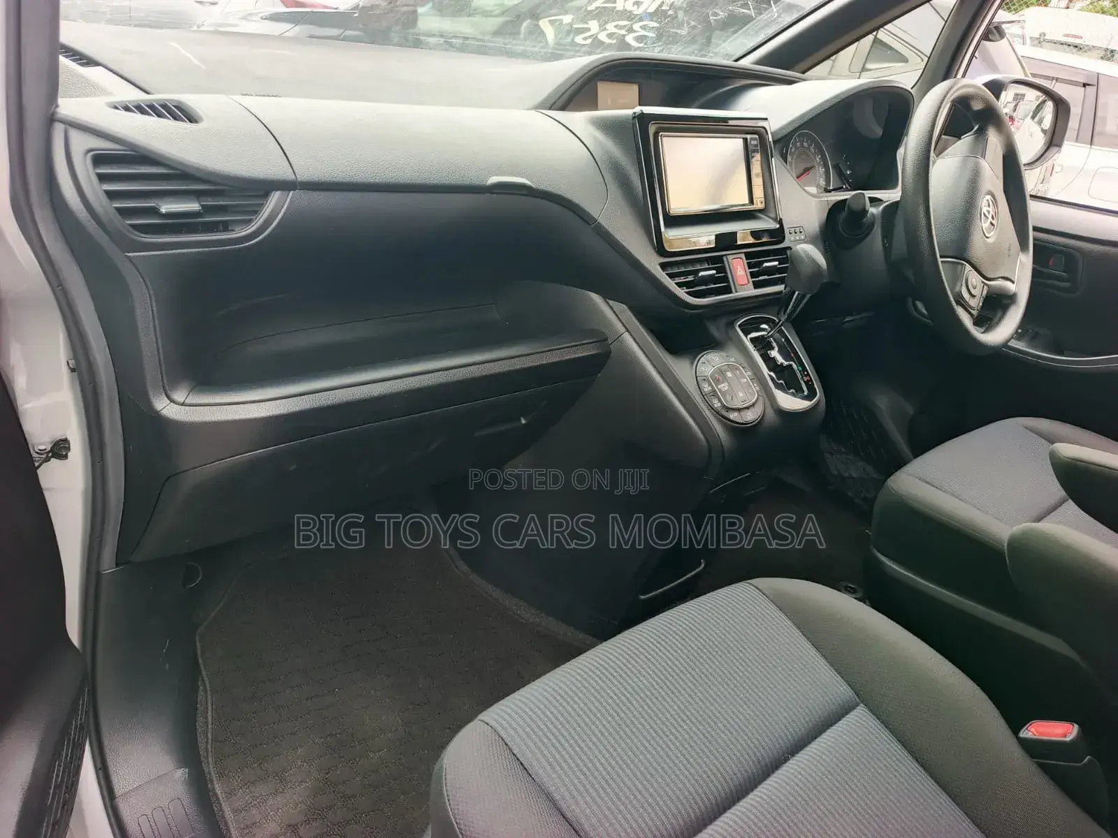 Toyota Noah 2019 Silver
