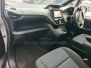 Toyota Noah 2019 Silver