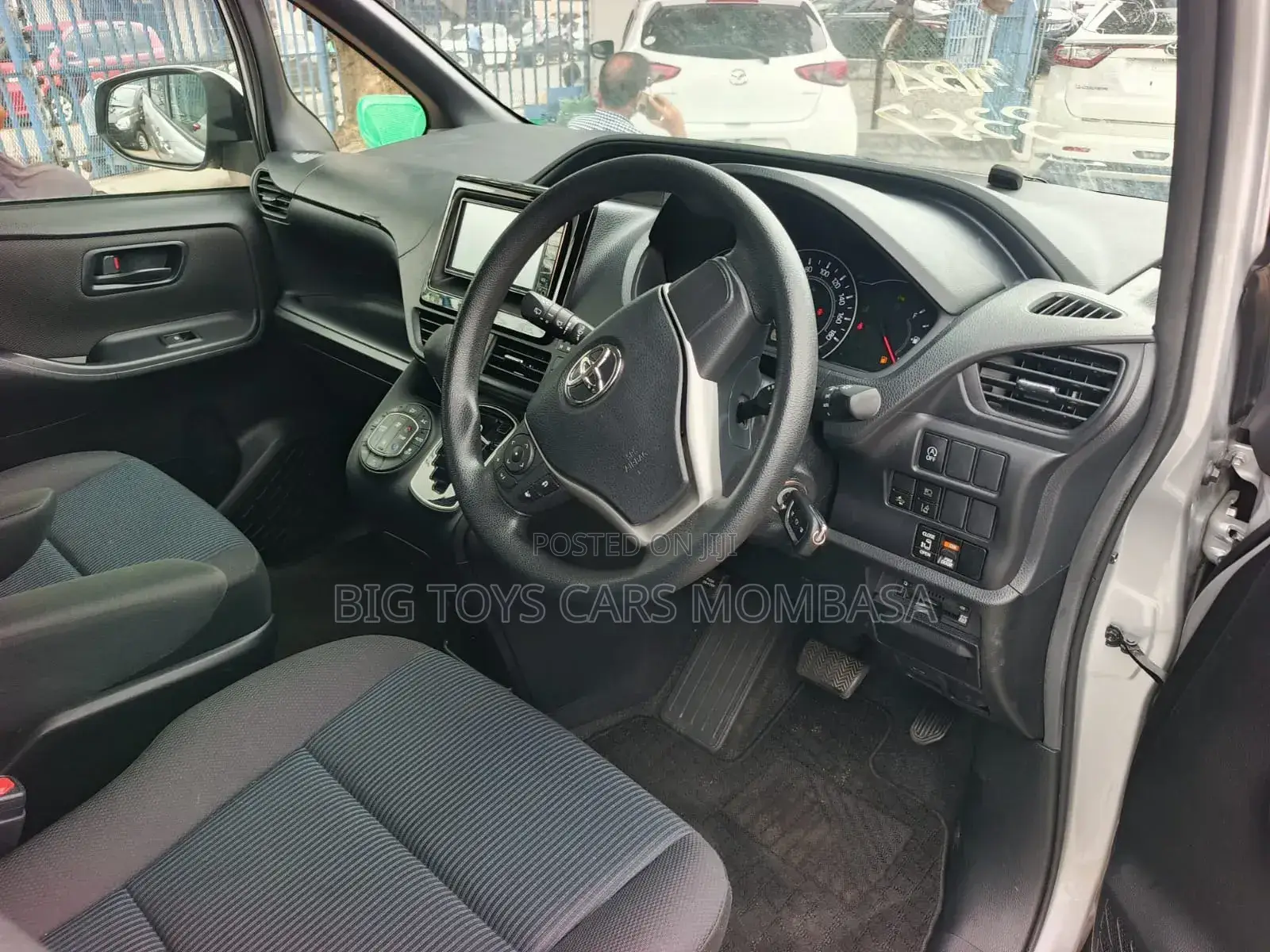 Toyota Noah 2019 Silver