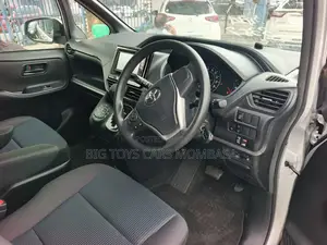 Toyota Noah 2019 Silver