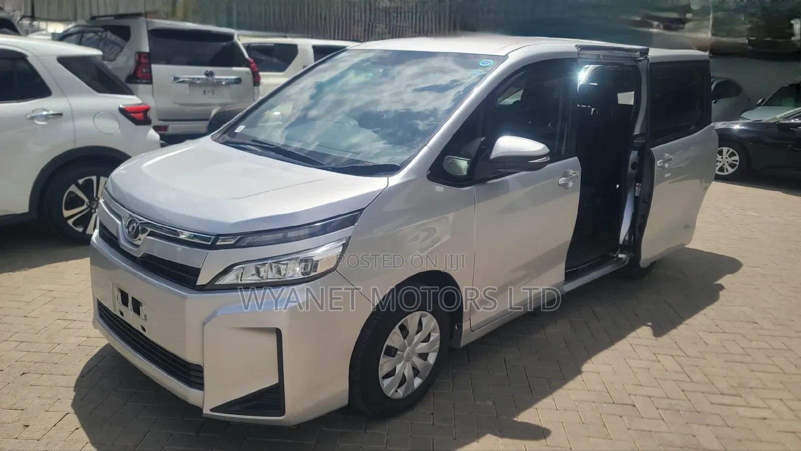 Toyota Voxy 2018 Silver