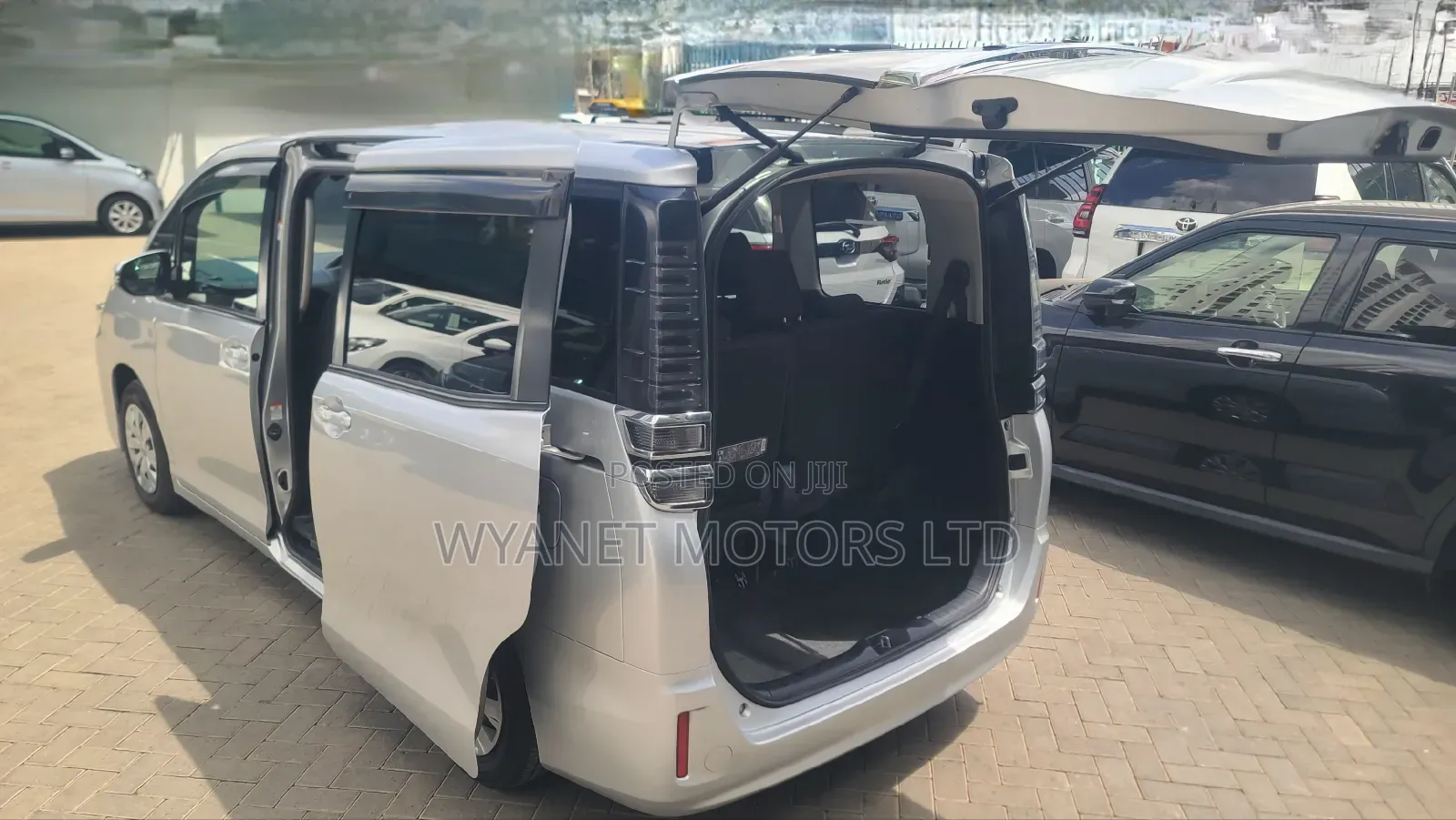 Toyota Voxy 2018 Silver