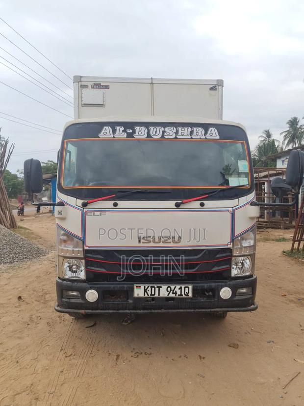 Isuzu Elf 2018 White - main view