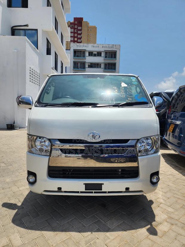 Toyota HiAce 2019 White - main view