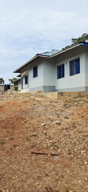 8bdrm House in Kikambala for rent