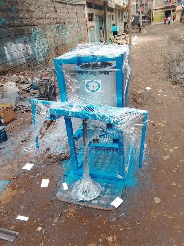 Stainless Manual Honey Press - thumbnail 2