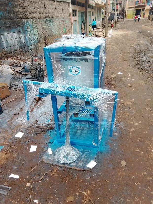 Stainless Manual Honey Press - thumbnail 3